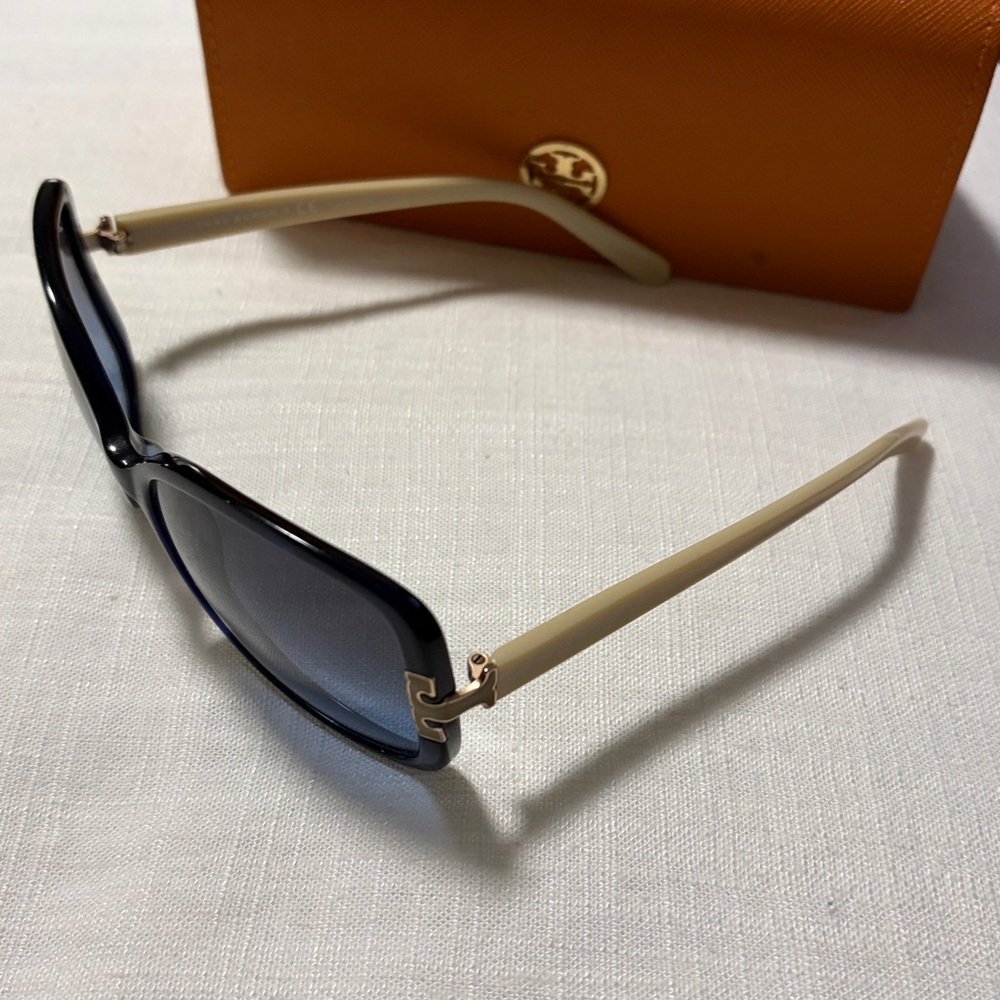 Tory Burch Navy Sunglasses with Bold Orange Case. Great condition, no scratches - Picture 4 of 11